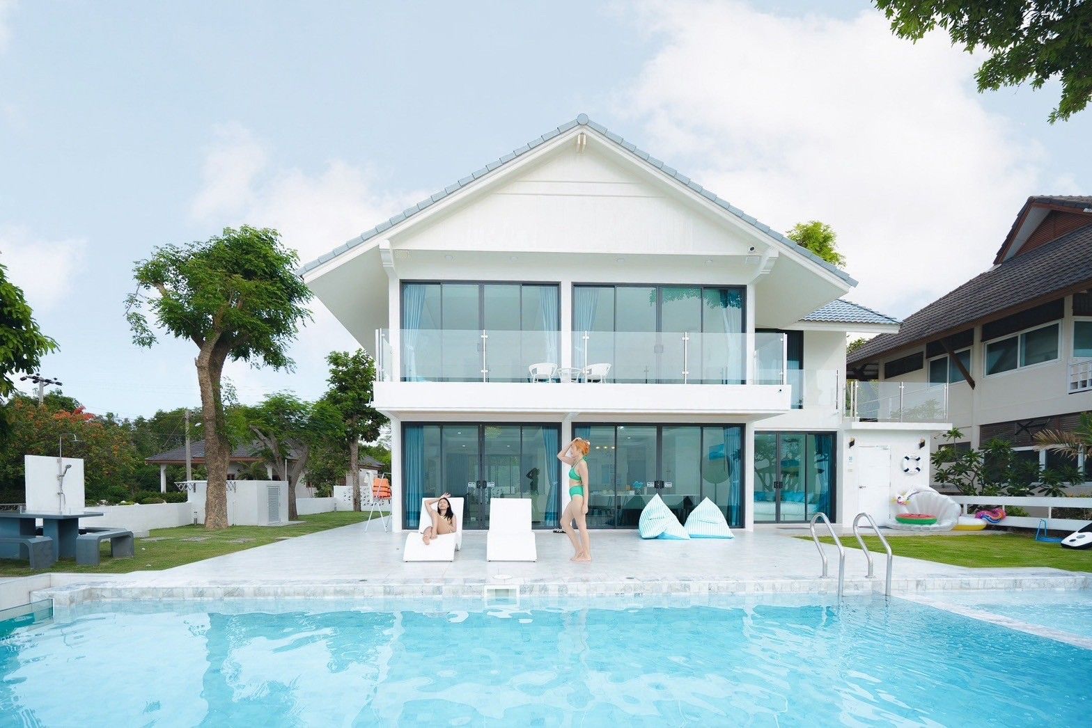 Outdoor area – Pailay V Beachfront Pool Villa (05)