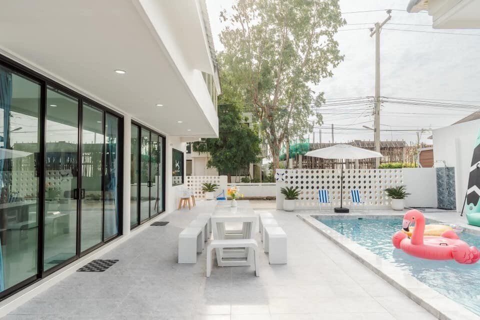 View Lay IV Pool Villa in Cha-Am features a bright outdoor dining area next to the private pool with a flamingo float.