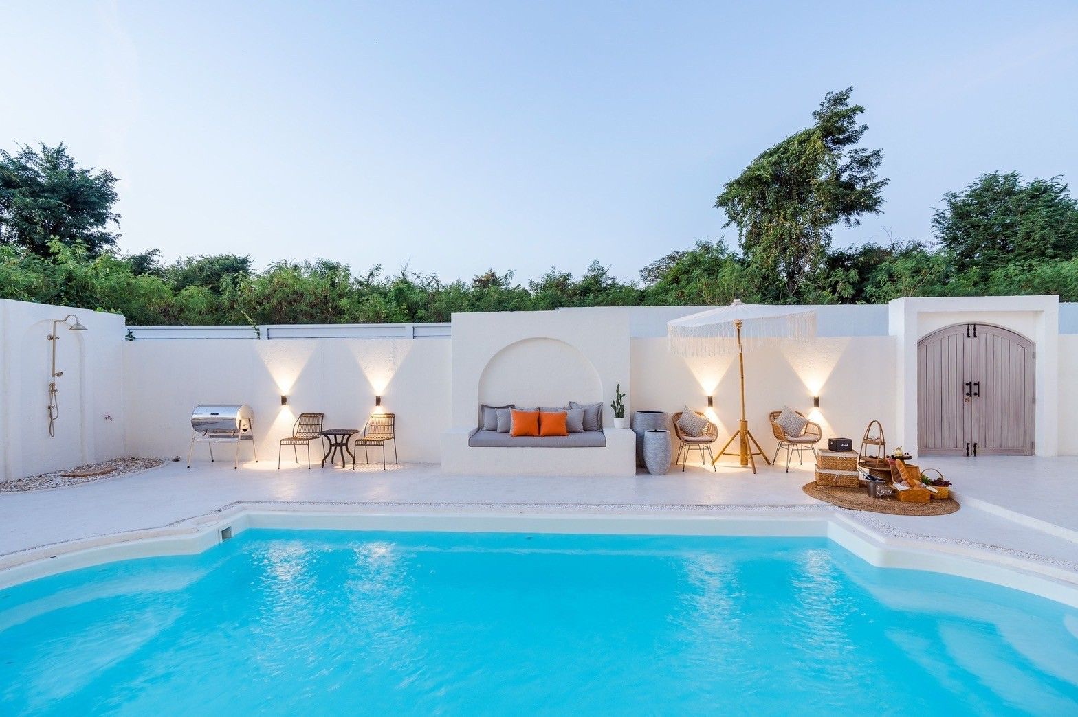 White Coco V Pool Villa poolside with lounge chairs, outdoor shower, and BBQ. Relax in พัทยากลาง-นาเกลือ.