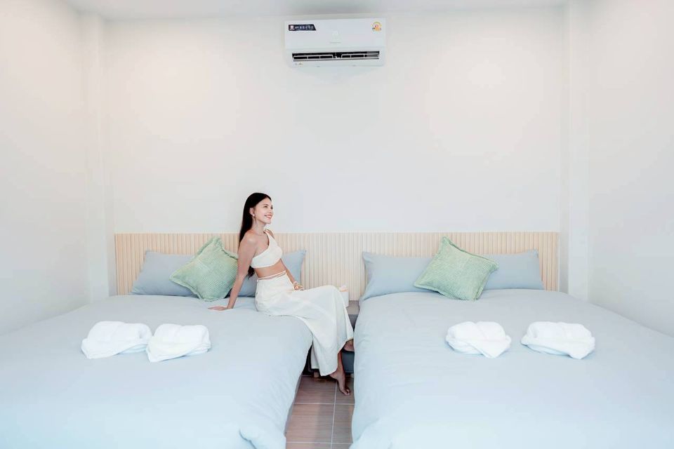Darlington IV Pool Villa guest bedroom with two twin beds, air conditioning, and light blue bedding.