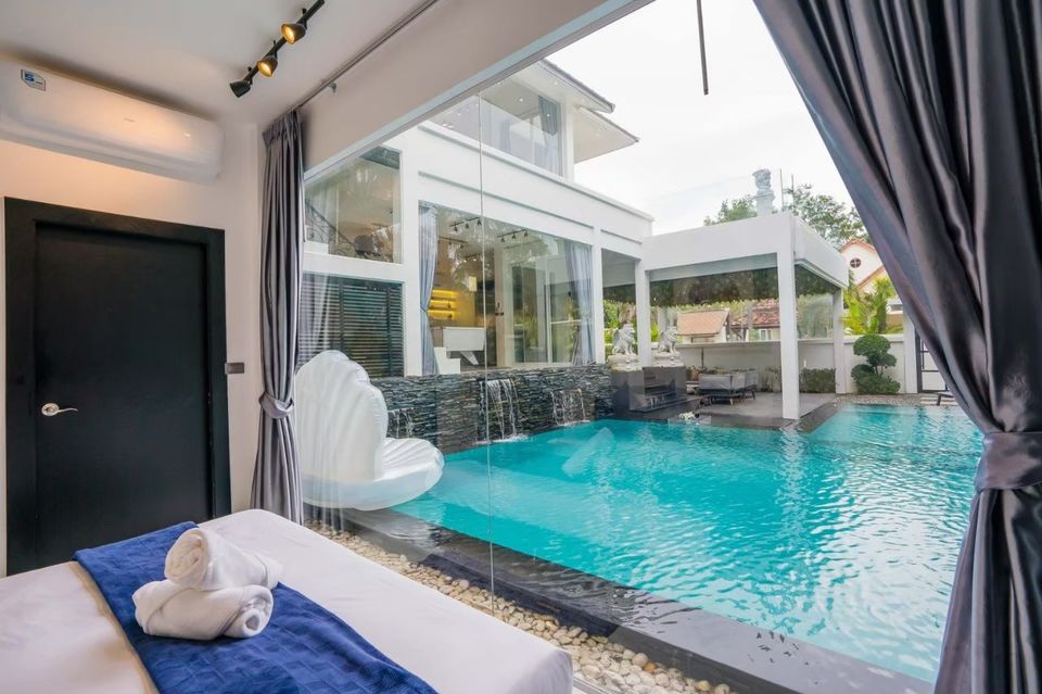 Master bedroom with king bed at Emerald VII Pool Villa