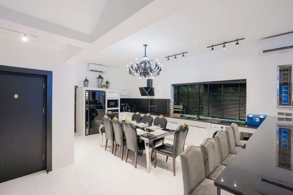 Dining area with seating for large groups at Emerald VII