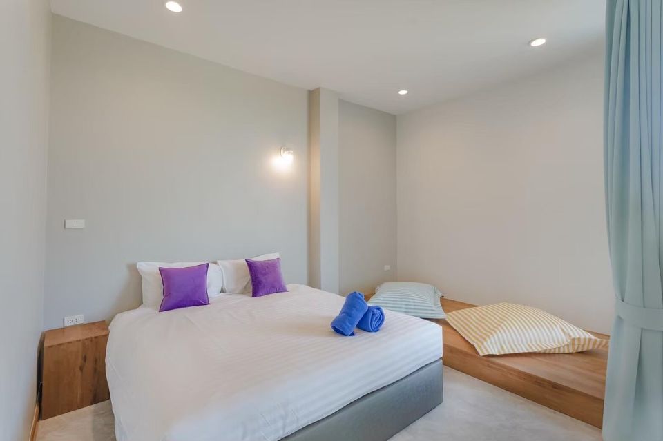 Bedroom with king bed and daybed at Exclusive Proud VII Villa in Hua Hin