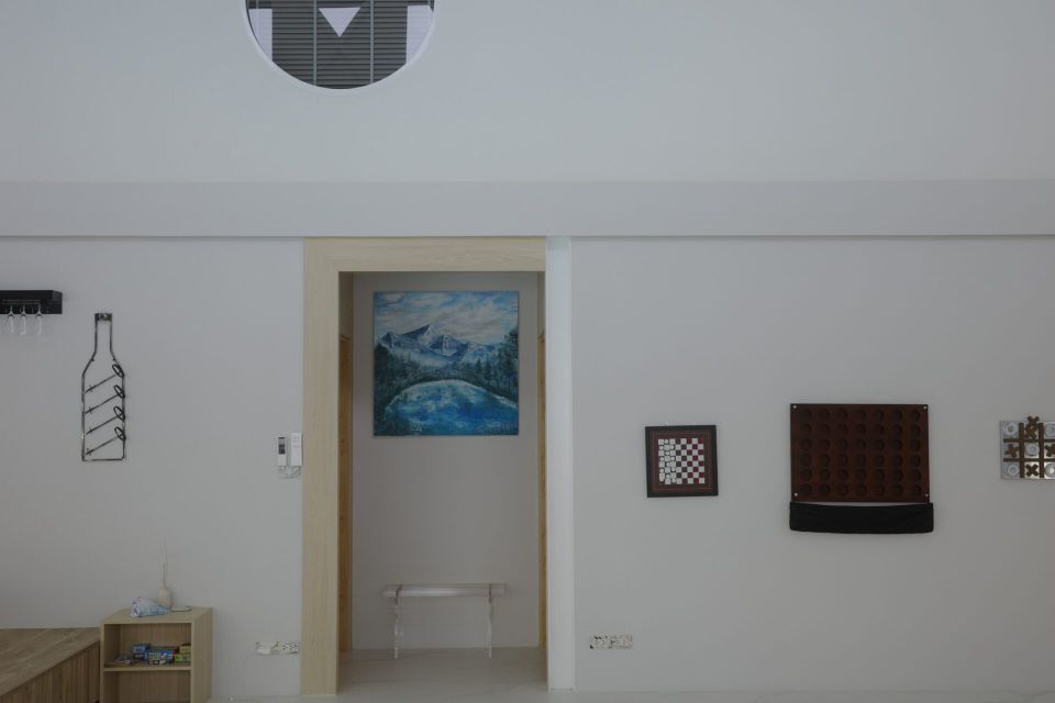 Wall art and games in Glass Beach III Pool Villa, หาดดงตาล พัทยาใต้. Checkers, tic-tac-toe, and wine rack.
