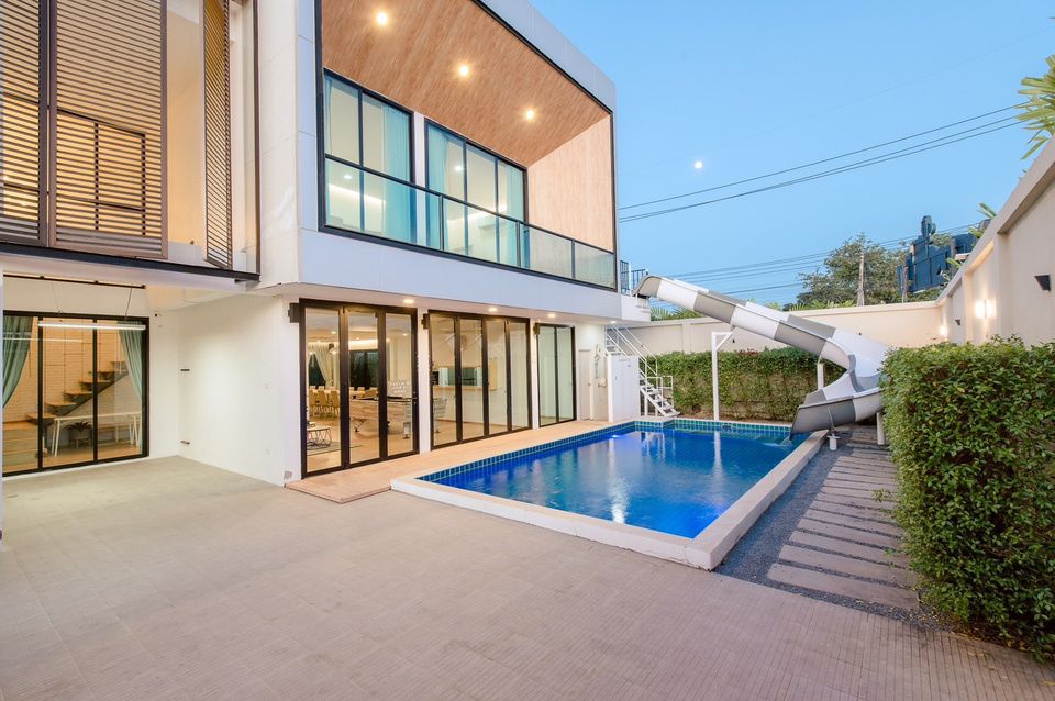 Pool with waterslide at Pool Lay AI Pool Villa, Na Jomtien, Pattaya. Modern villa with private pool.