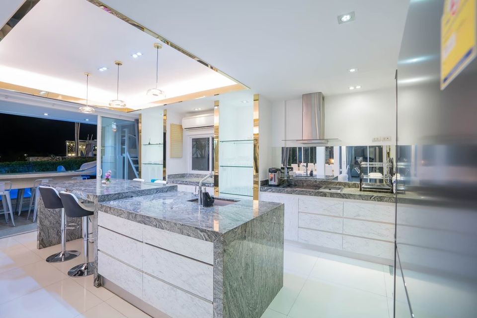 Royal Beach X Pool Villa kitchen with marble island and stools, ติดทะเลนาจอมเทียน พัทยาใต้.