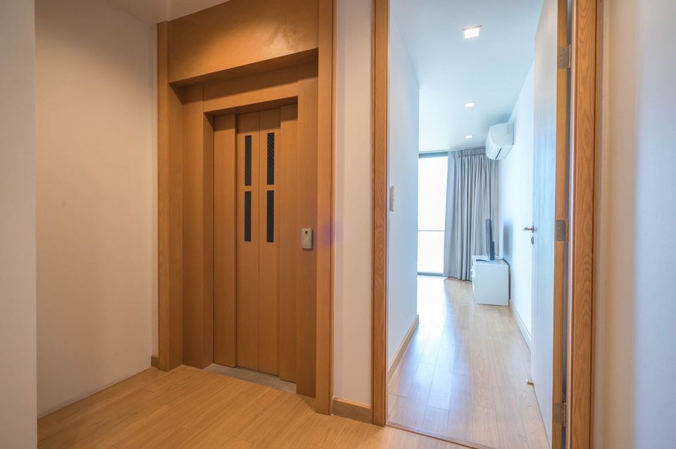 Hallway with private elevator at Sand Beachfront Exclusive Villa, ติดทะเลพัทยาเหนือ บางละมุง. Interior view.