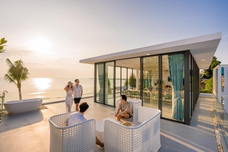 Oceanfront terrace at Sea Lion VIII Pool Villa, หาดชะอำเหนือ. Outdoor seating, bathtub, and ocean views.