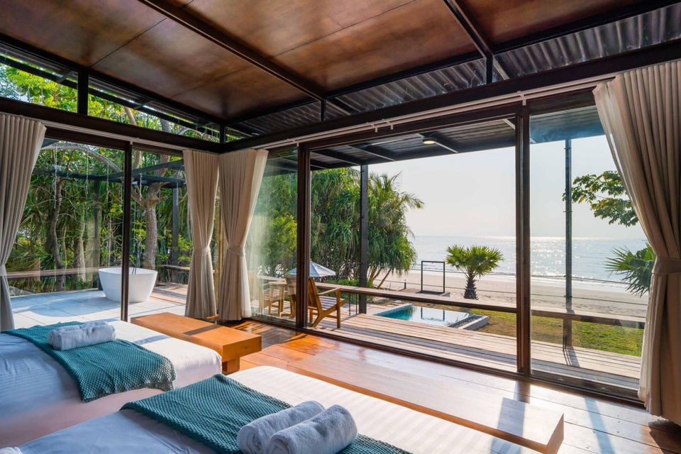 Studio Beachfront III Pool Villa in Cha-Am offers twin beds with stunning ocean views and a private plunge pool.