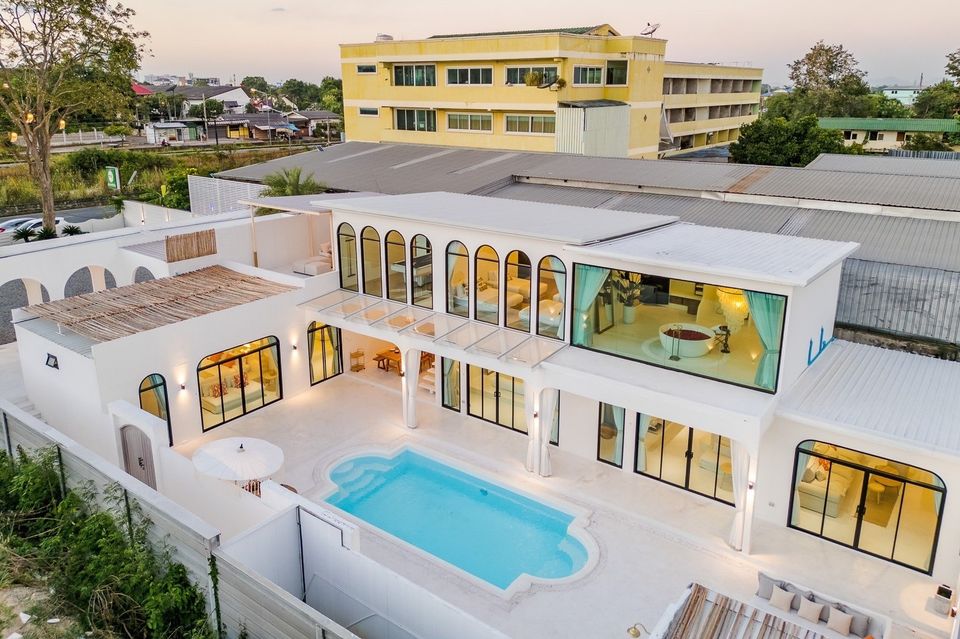 Aerial view of White Coco V Pool Villa, พัทยากลาง-นาเกลือ. Modern white villa with pool and outdoor lounge area.