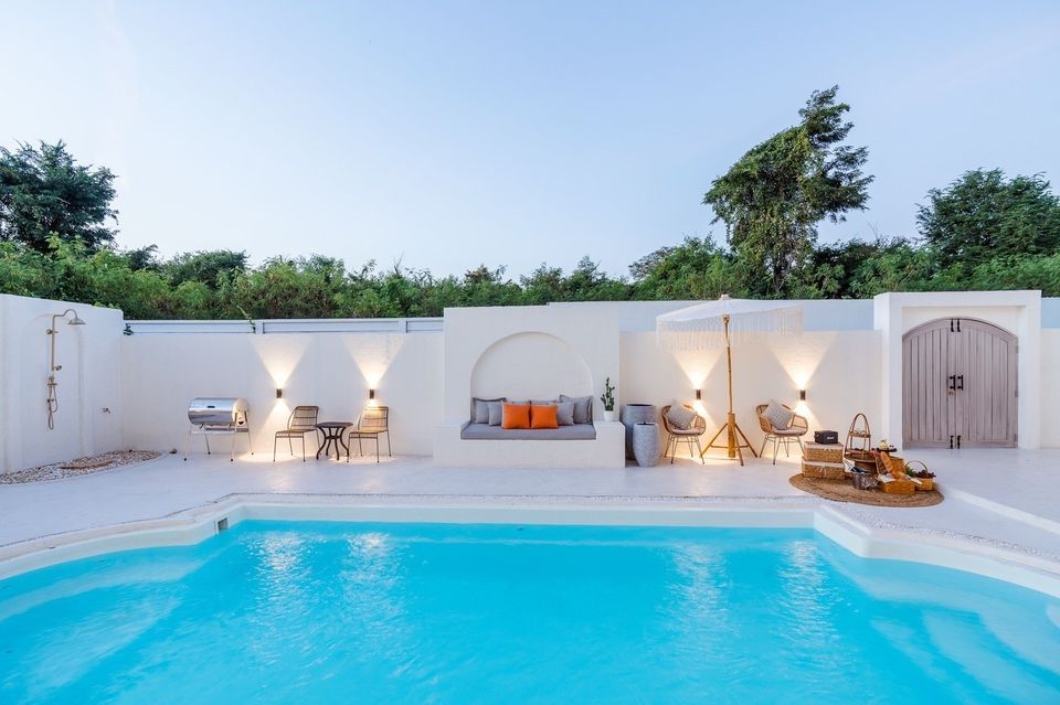 White Coco V Pool Villa poolside with lounge chairs, outdoor shower, and BBQ. Relax in พัทยากลาง-นาเกลือ.